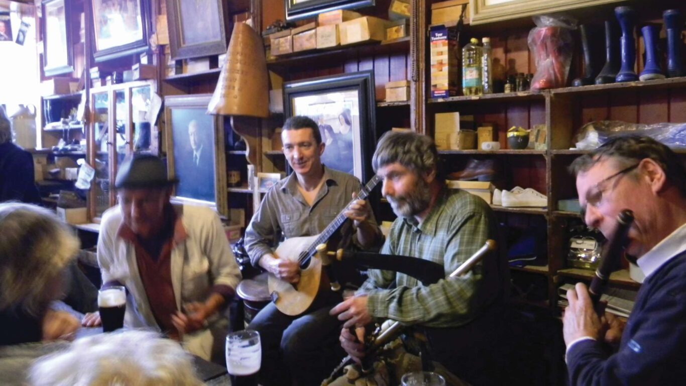 Traditional-music-session-in-pub