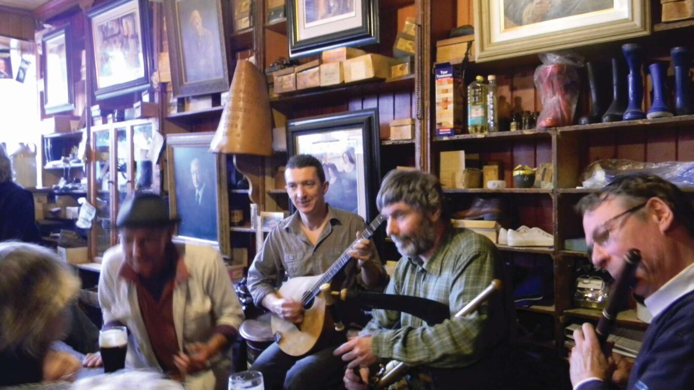 Traditional-music-session-in-pub